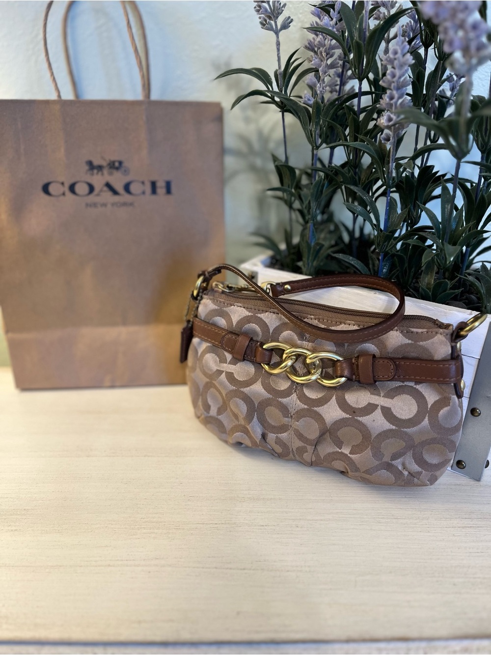 Coach Tan & Beige Signature C Wristlet/Mini Bag w/ Gold Tone chain EC